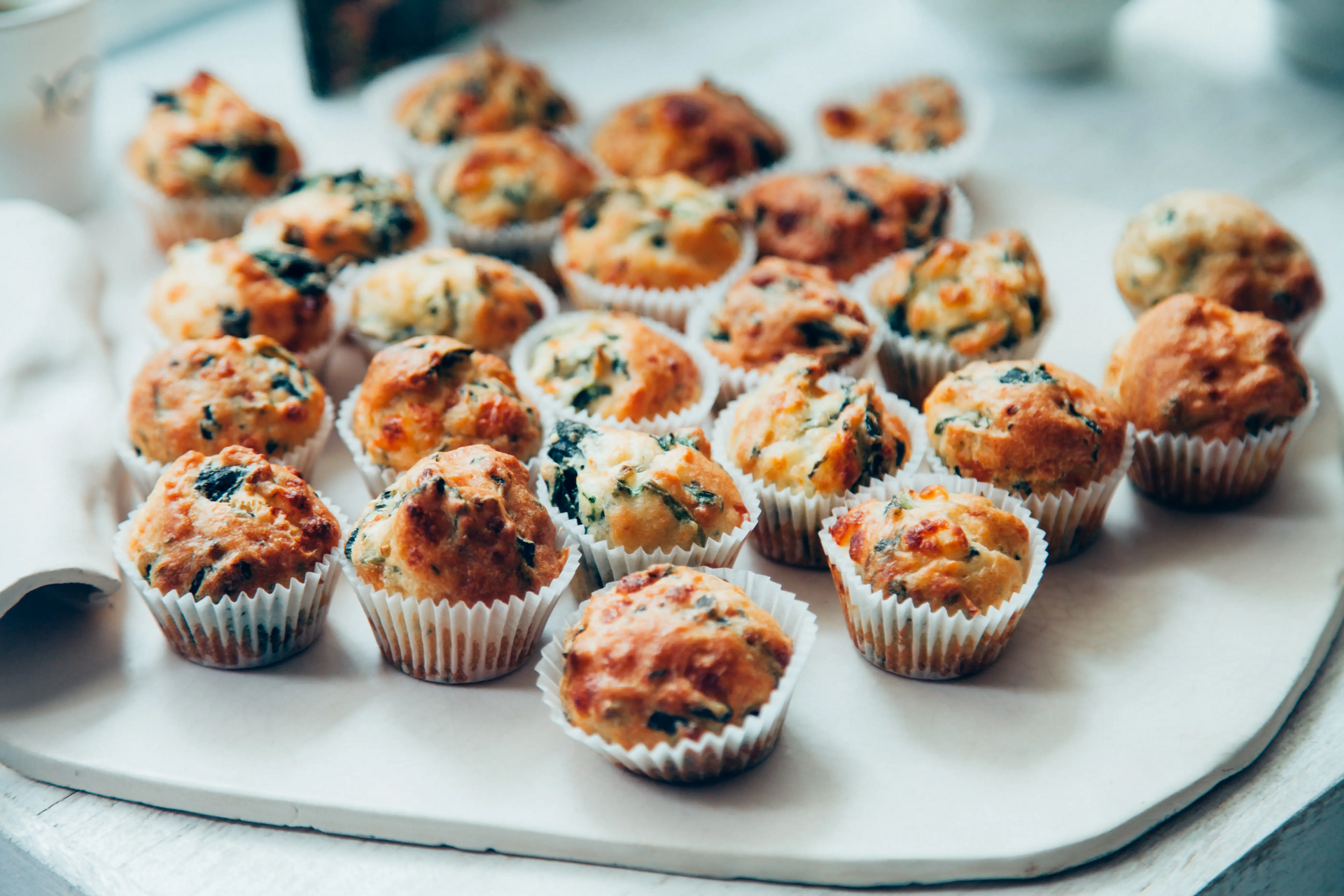 Viele gesunde Gemüse-Muffins auf einem weißen Teller