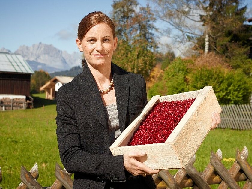 Naturbegeisterte Frau mit Beerenernte